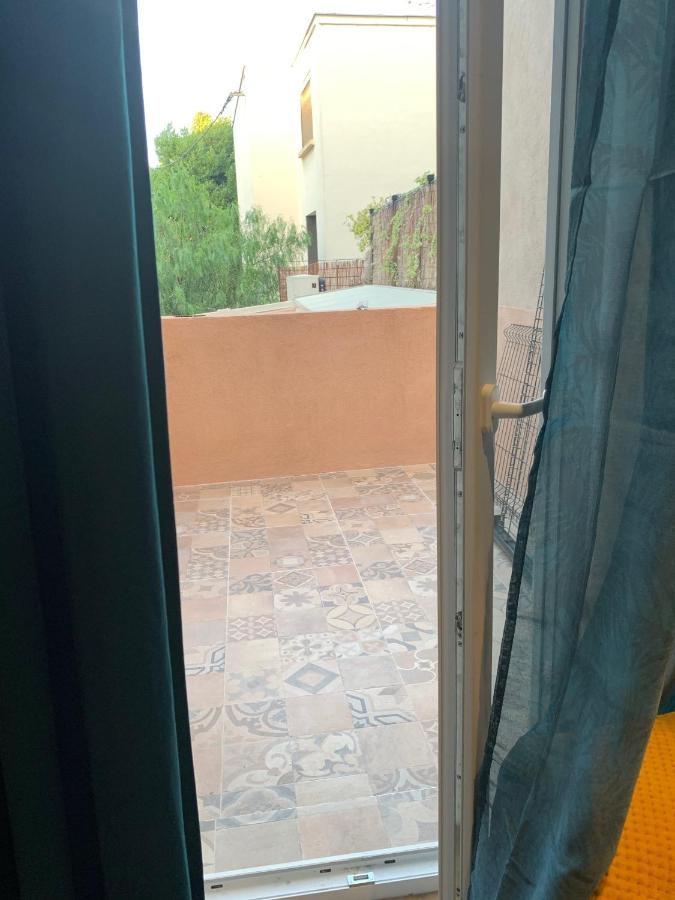 coeur de ville t2, terrasse, clim tt équipe, parking Sanary-sur-Mer Esterno foto